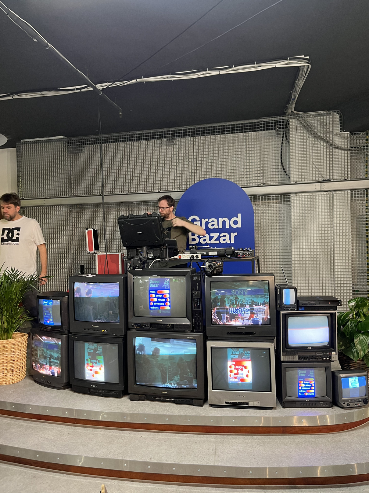 Stanowisko DJ z telewizorami CRT Grand Bazar