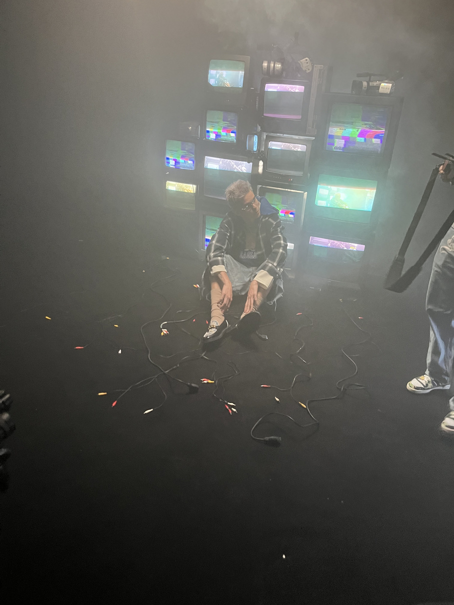 Teledysk Eryk Moczko DESIGNER z instalacją CRT