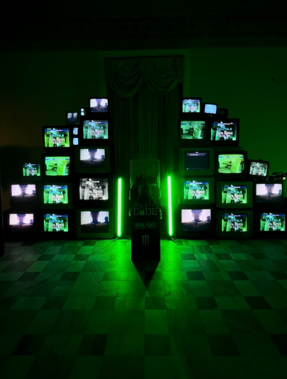 Instalacja CRT z dwóch kolumn telewizorów