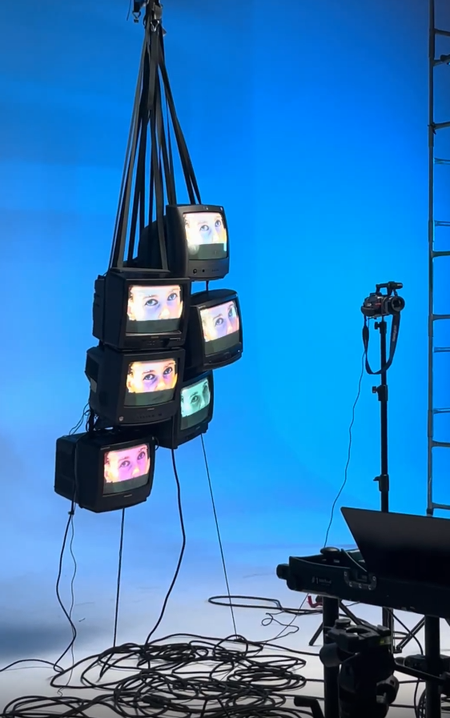 Wiszące telewizory CRT