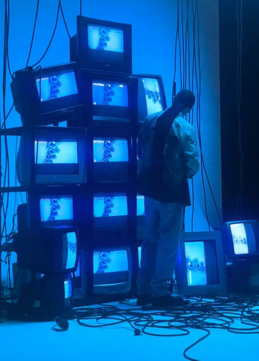 Medicine - scenografia z telewizorów CRT